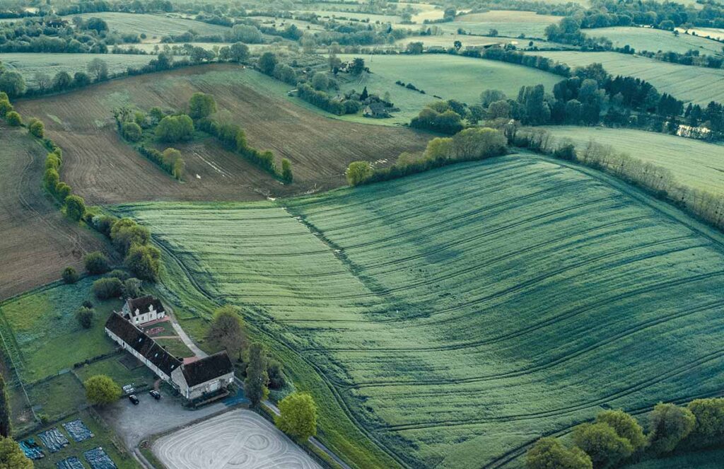 Vue sur le bocage normand depuis le Domaine des Écuries, lieu de mariage dans le Perche