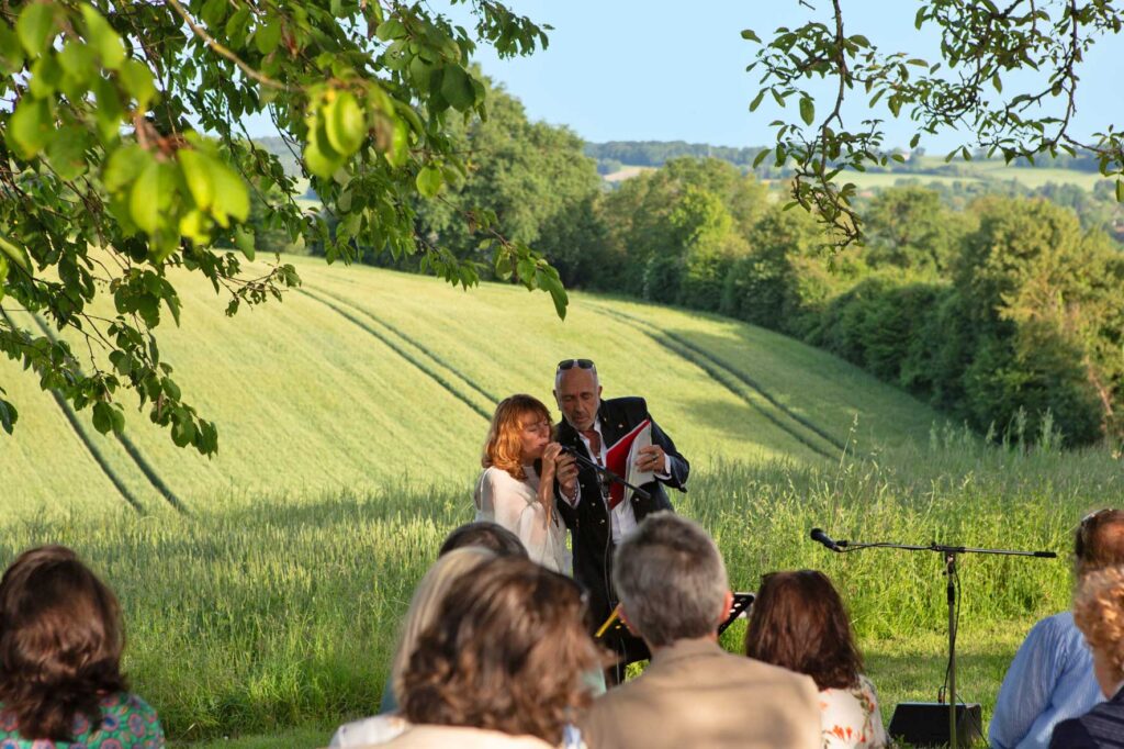 Moment de cérémonie dans le parc ou la cour du domaine