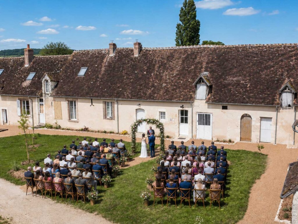 Cérémonie laïque dans la cour du Domaine des Écuries