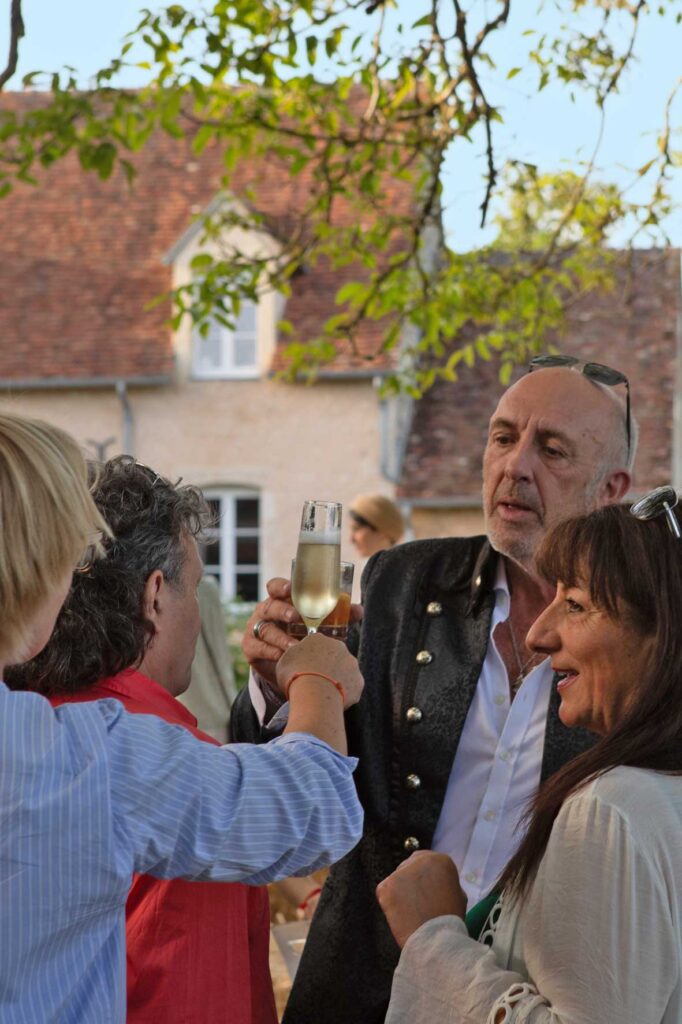 Cocktail de mariage dans la cour du domaine