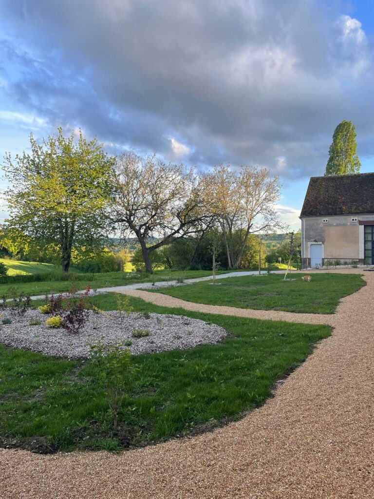 Espaces extérieurs du Domaine des Écuries pour un mariage dans le Perche