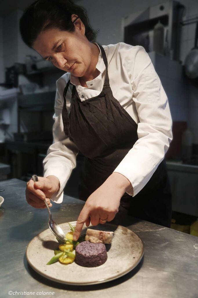 Florence Lambert en cuisine au Domaine des Écuries