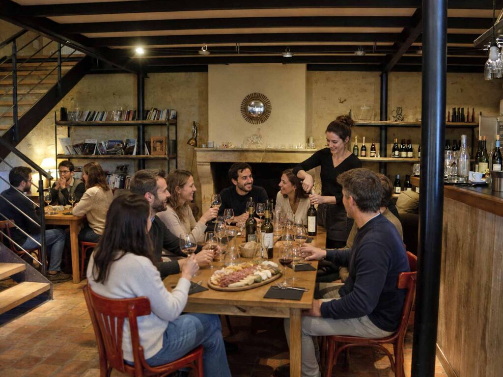 Moment convivial et dégustation lors d’un séminaire au domaine