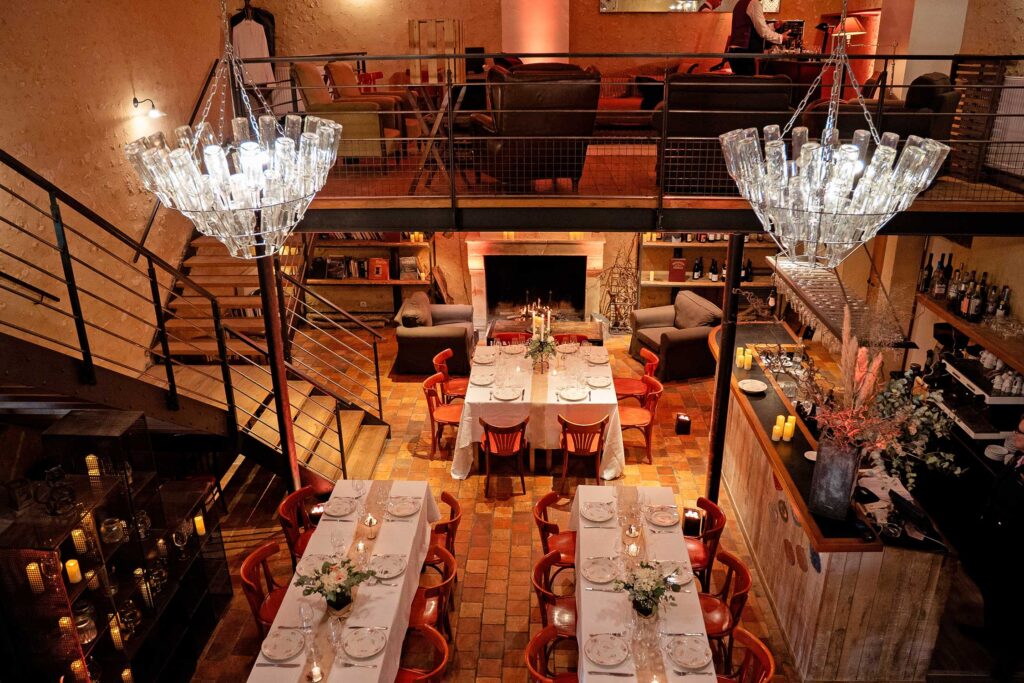 Salle sur deux niveaux ouverts au Domaine des Écuries