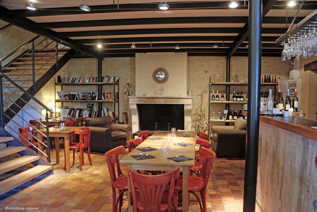 Salle ou terrasse du Bistrot des Écuries avec tables dressées