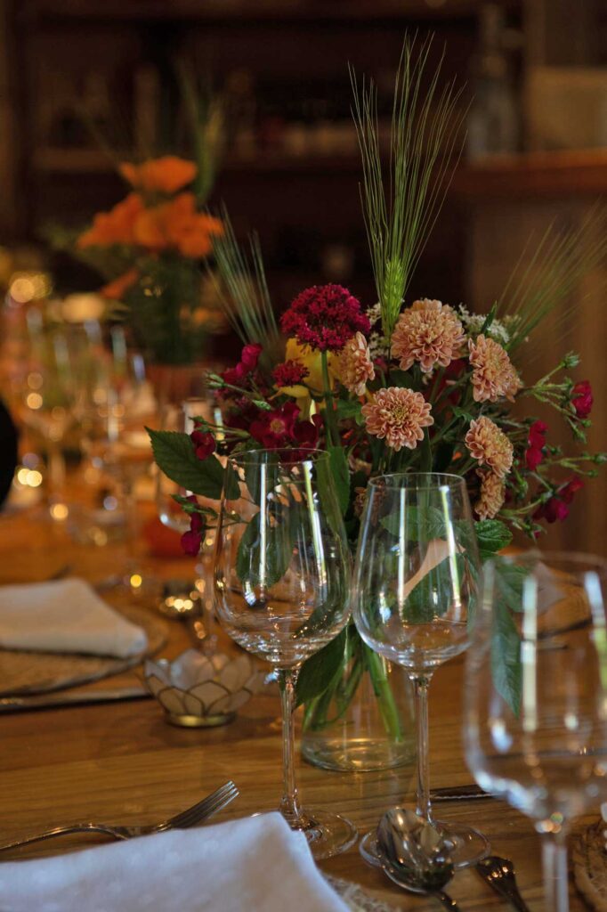 Table dressée pour un mariage au Domaine des Écuries