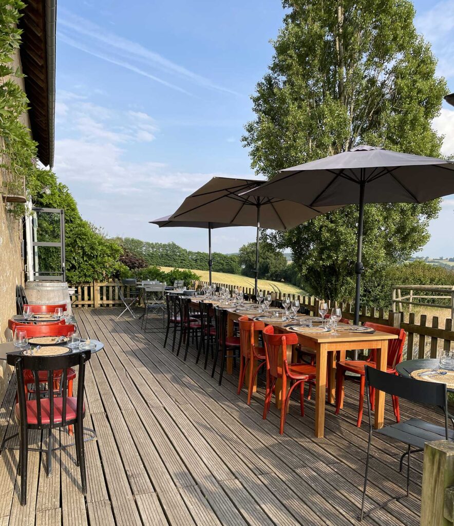 Terrasse ouverte sur le jardin du domaine après le repas