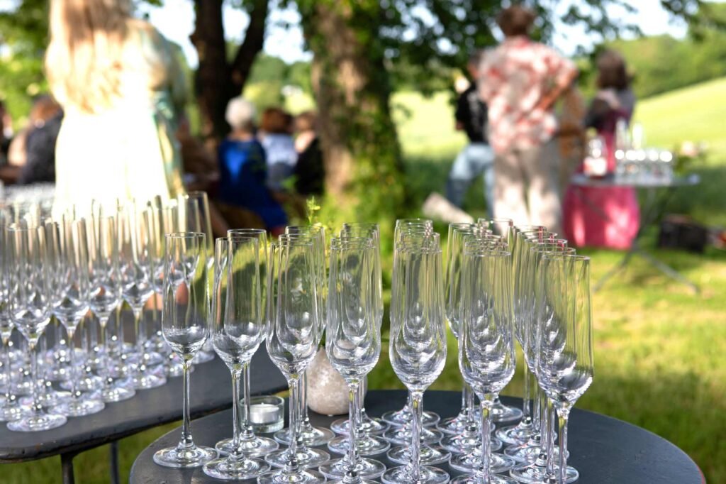 Cour du Domaine des Écuries pour un cocktail de mariage