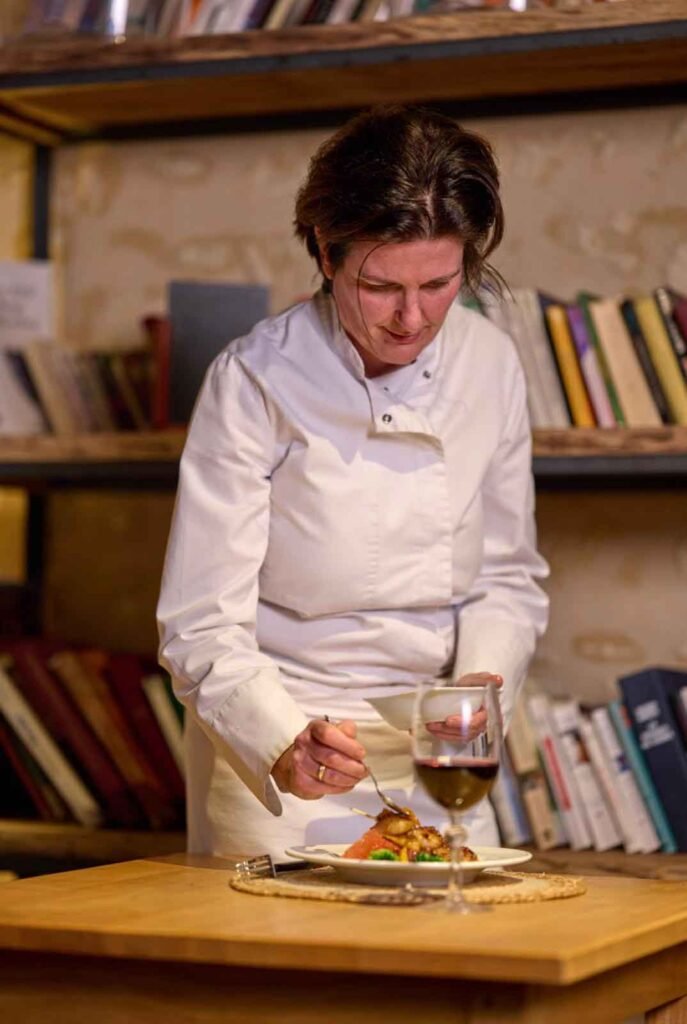 Florence Lambert en cuisine au Domaine des Écuries