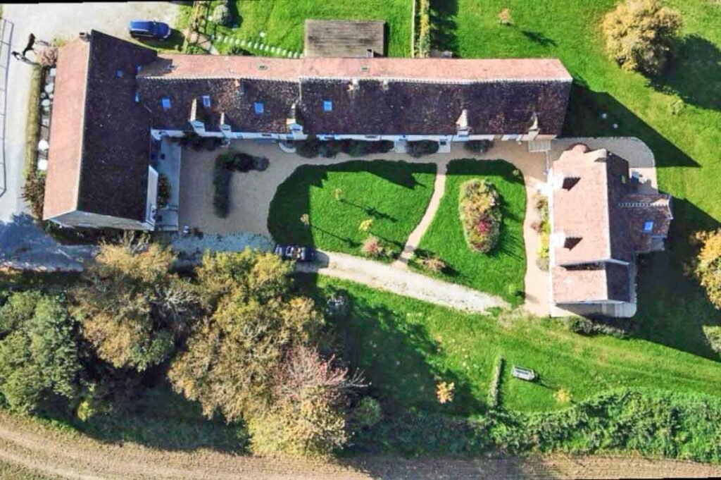 Privatisation complète du domaine avec espaces intérieurs et extérieurs